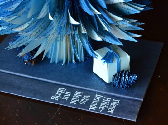 Bucher schneiden Buch falten Weihnachtsbaum