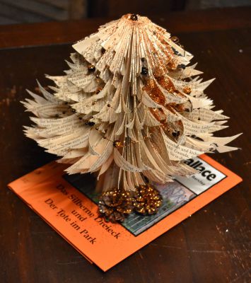 Bucher schneiden Buch falten Weihnachtsbaum