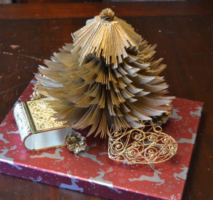 Bucher schneiden Buch falten Weihnachtsbaum