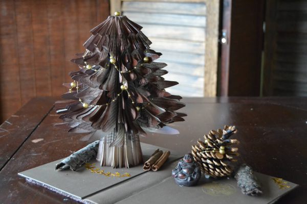 Bucher schneiden Buch falten Weihnachtsbaum