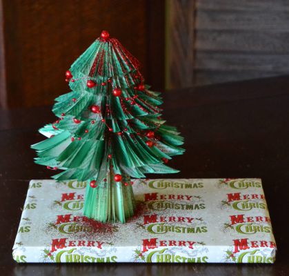 Bucher schneiden Buch falten Weihnachtsbaum