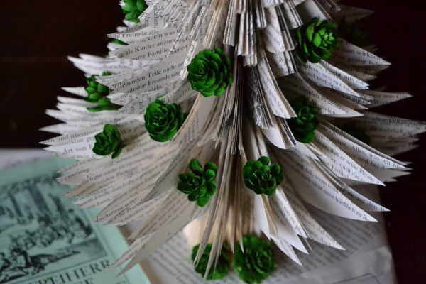 Bucher schneiden Buch falten Weihnachtsbaum