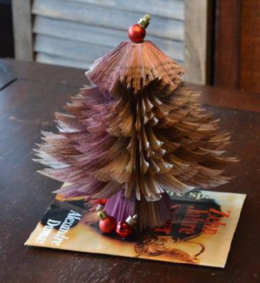 Bucher schneiden Buch falten Weihnachtsbaum