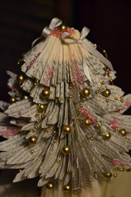Bucher schneiden Buch falten Weihnachtsbaum